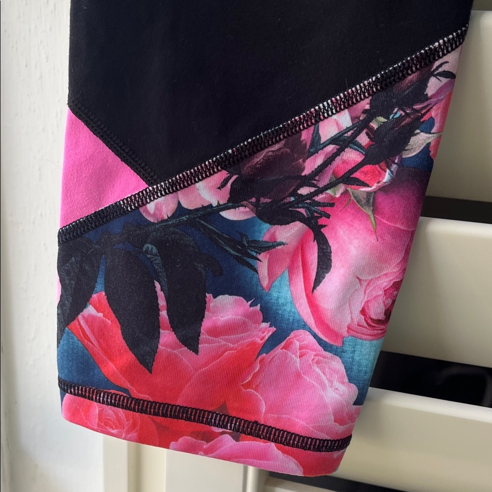 Lululemon Capri Black Floral Print Mid Rise Legging Size 6 - Picture 3 of 9